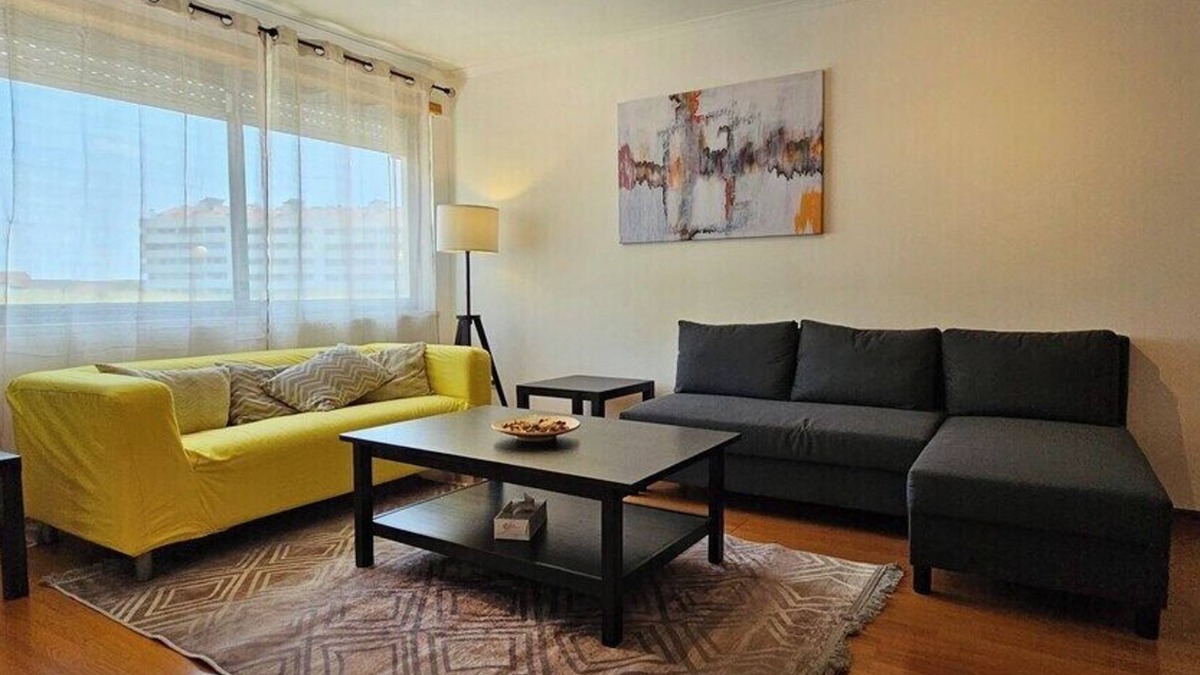 Palhais Apartment | Modern 3 Bed Flat - Beaches, Expo & City Fun - Your Gateway to Lisbon