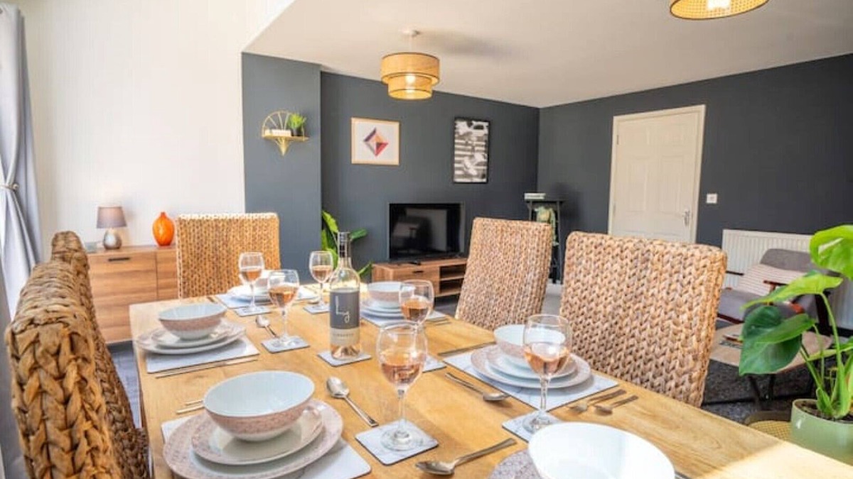 Church Gresley House | Modern 3 bed house, 2.5 baths with wi-fi & parking