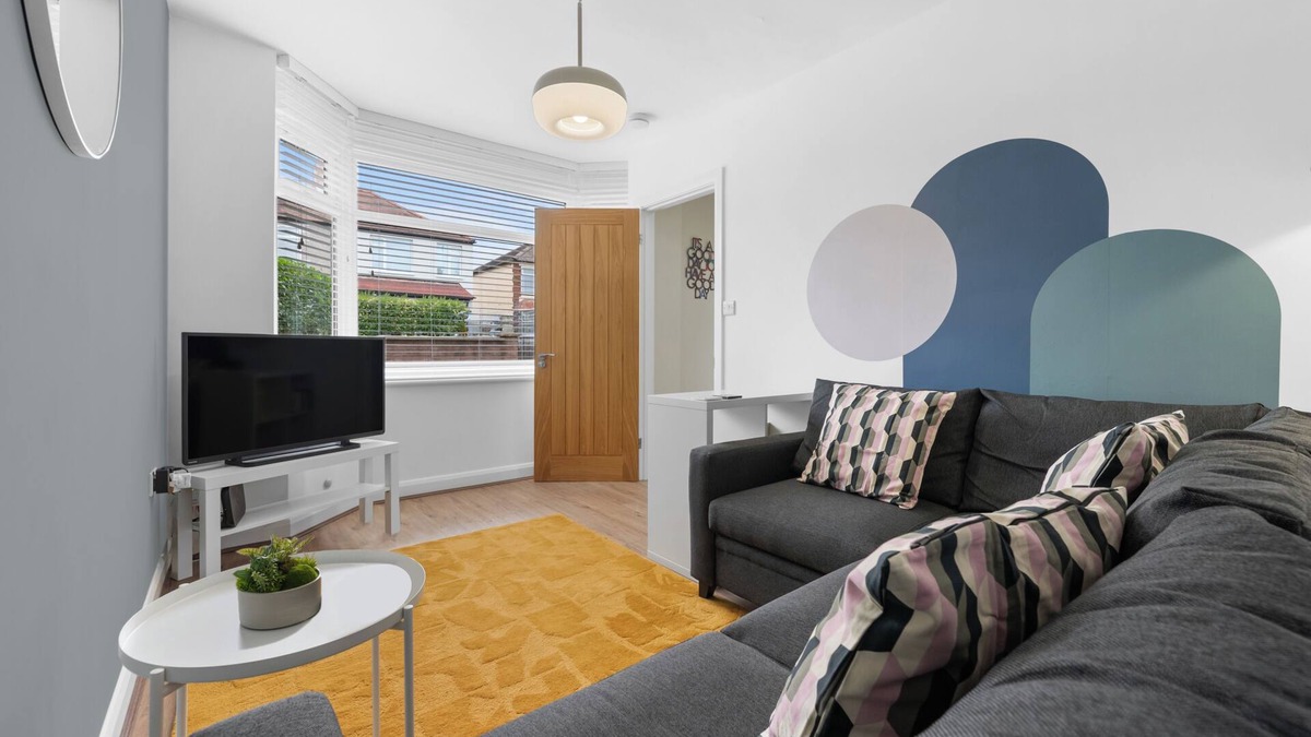 Coventry House | Modern 3 bed home ideally located close to Coventry City Centre, w/parking nnnn