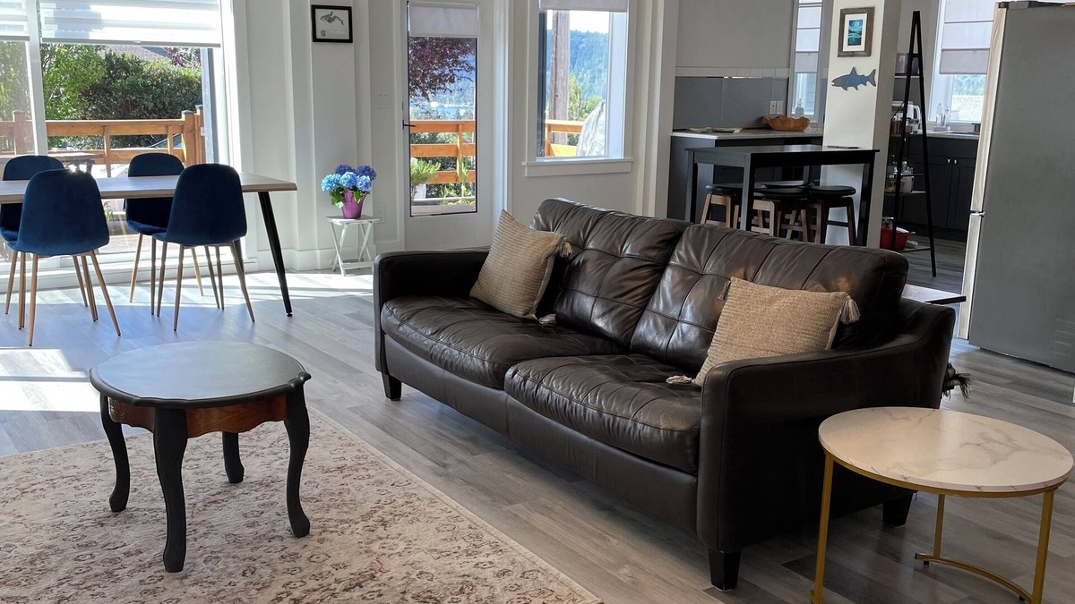 Ladysmith Apartment | Modern 3 Bed Home with a View