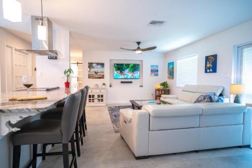 Sarasota House | Modern 3 Bed House - Minutes to Downtown & Siesta Key - Pet Friendly