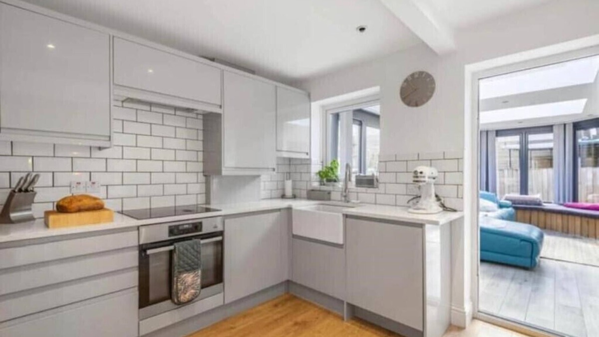 Shoscombe House | Modern 3 bed Sleeps 6 with Hot tub