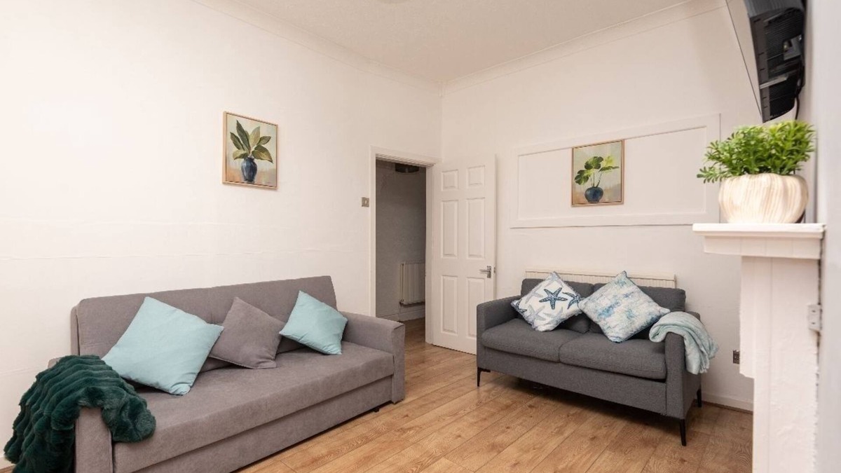 St Helens House | Modern 3-Bed Sleeps 8
