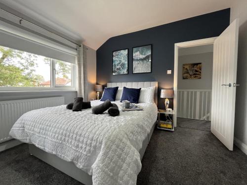Whitefield House | Modern 3-bed stay-away-home sleeps 6 nr Manchester