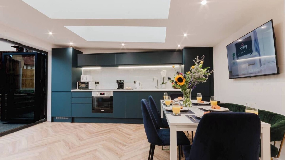 Westbrook House | Modern 3-bed townhouse with en-suites, stylish interiors, private garden & parking—just a 2-min walk to Westbrook Beach. Sleeps 8 with full kitchen, fast Wi-Fi & flexible living space. Perfect for families, groups & business travellers.