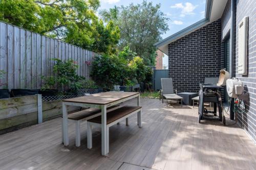 Ryde House | Modern 3-Bed Townhouse with Alfresco Dining & BBQ