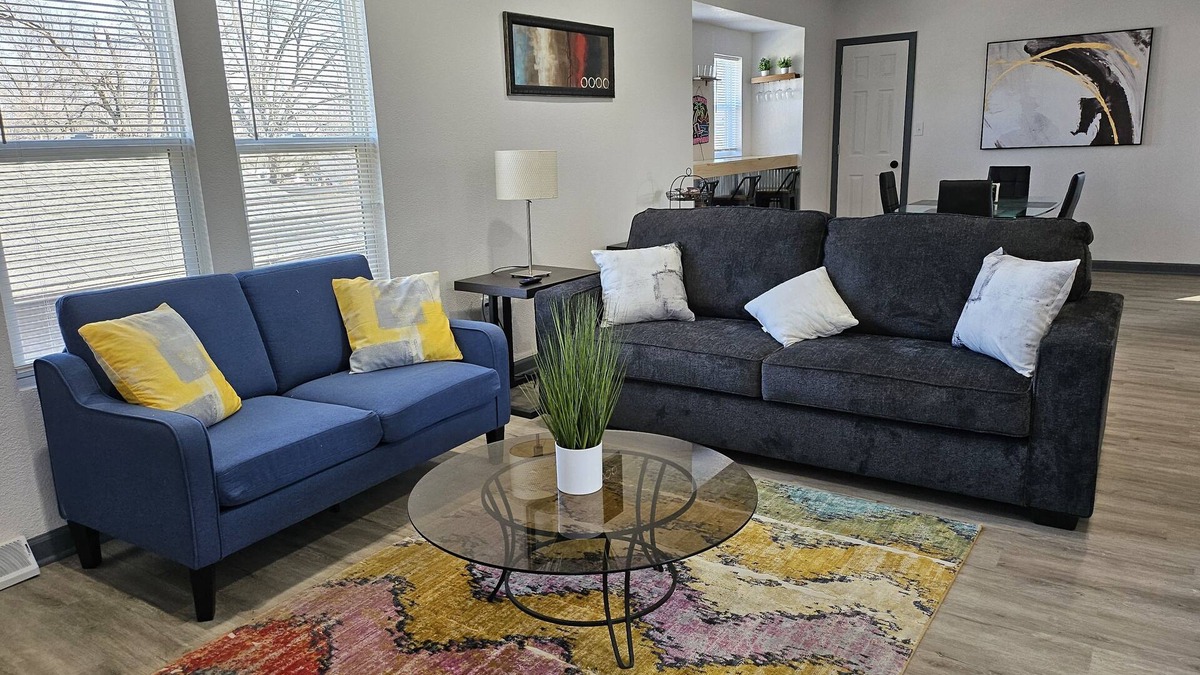 Des Moines House | Modern 3-bedroom, 3 minutes to DMS international Airport.