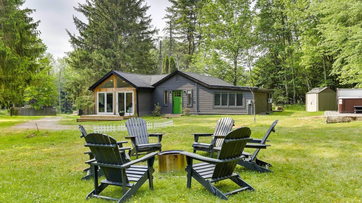 Monticello House | Modern 3-bedroom cabin with Hot Tub and Private Pond