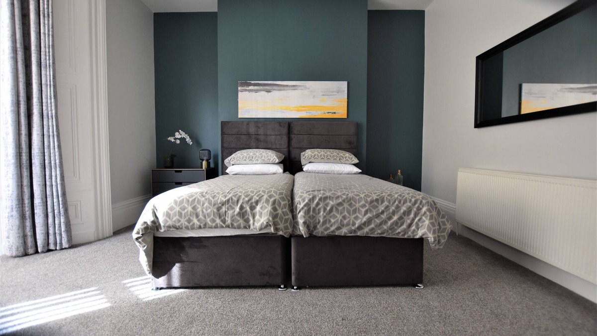 Sunderland Apartment | Modern 3 bedroom City Centre flat. Free parking.