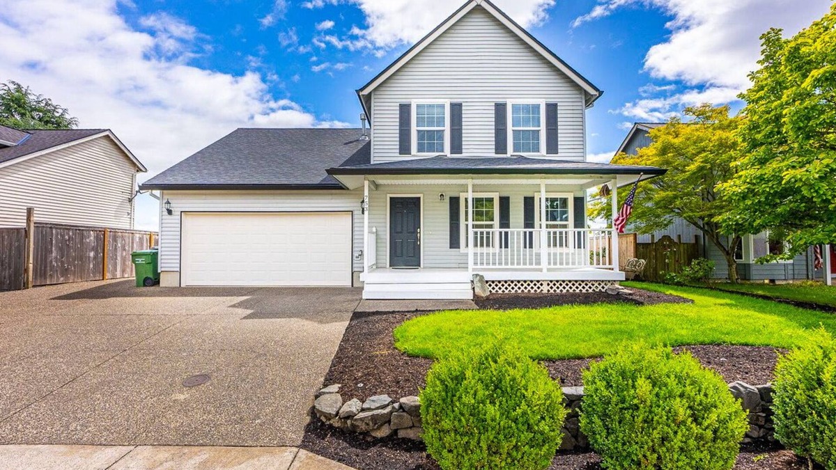 Dundee House | Modern 3 Bedroom Farmhouse of Dundee - Amazing Views, Fire Pit and Comfort