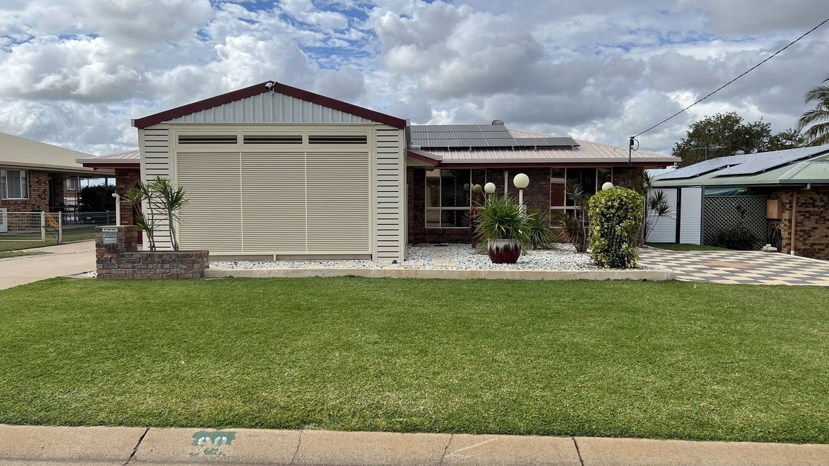 Gracemere House | Modern 3 Bedroom fully A/C Town House with lock up garage and super fast WiFi