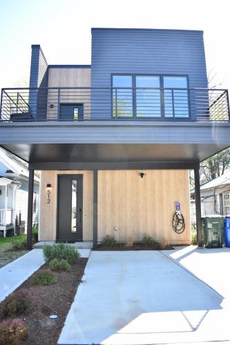 Downtown House | Modern 3 bedroom home convenient to Downtown