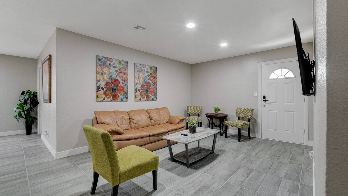 Sunrise Manor House | Modern 3 Bedroom Home with Pac-Man Arcade Fun!