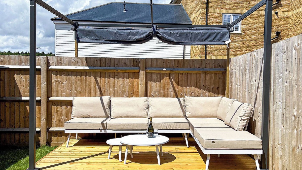 Staplefield House | Modern 3 Bedroom House within 1 hour of London