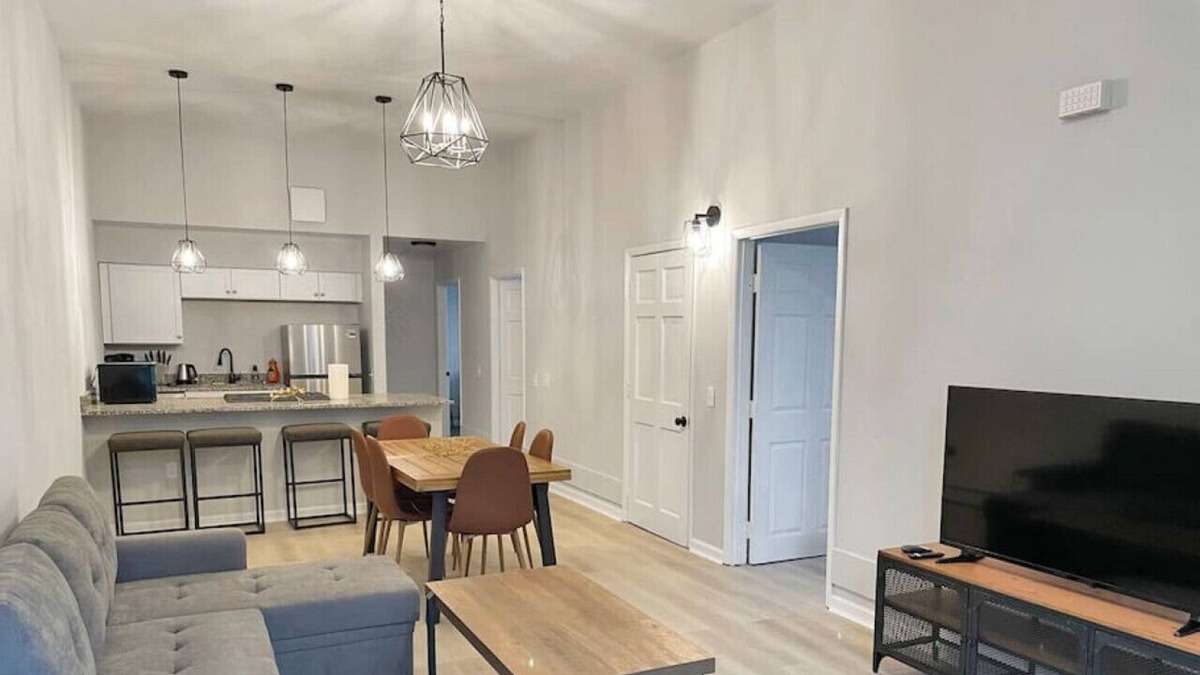 Walnut Hills Condo | Modern 3-bedroom near downtown. Spacious & comfy.
