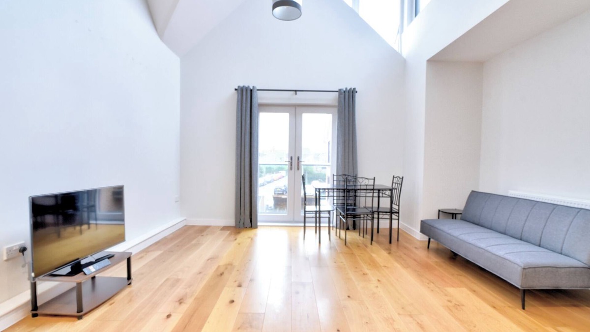 Rayleigh Apartment | Modern 3 bedroom penthouse duplex apartment