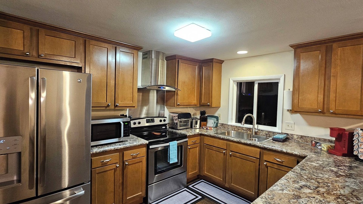 Howland Corners House | Modern 3-Bedroom Retreat in Howland - WiFi, Office & Fitness Space