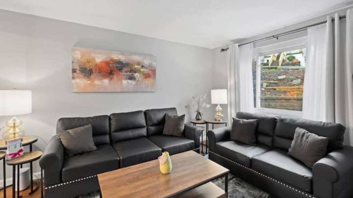 Castle Shannon House | Modern 3 Bedroom Townhome Close to Downtown