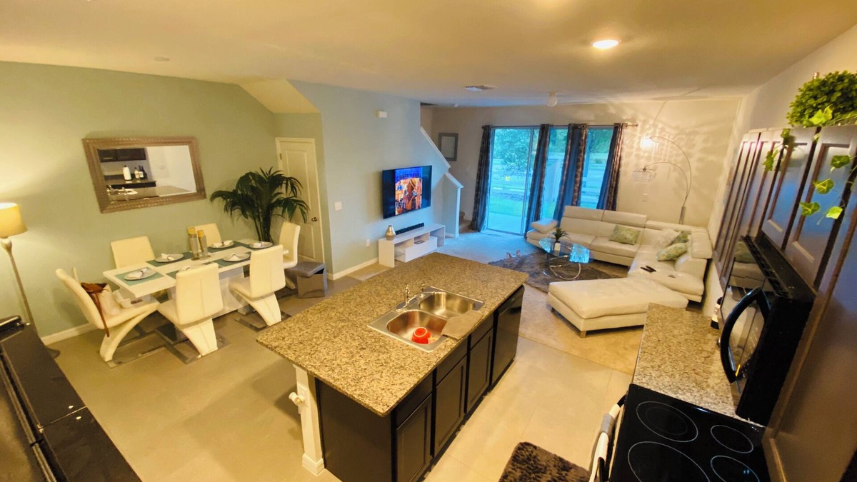 Riverview House | Modern 3-bedroom townhome with garage near Downtown Tampa