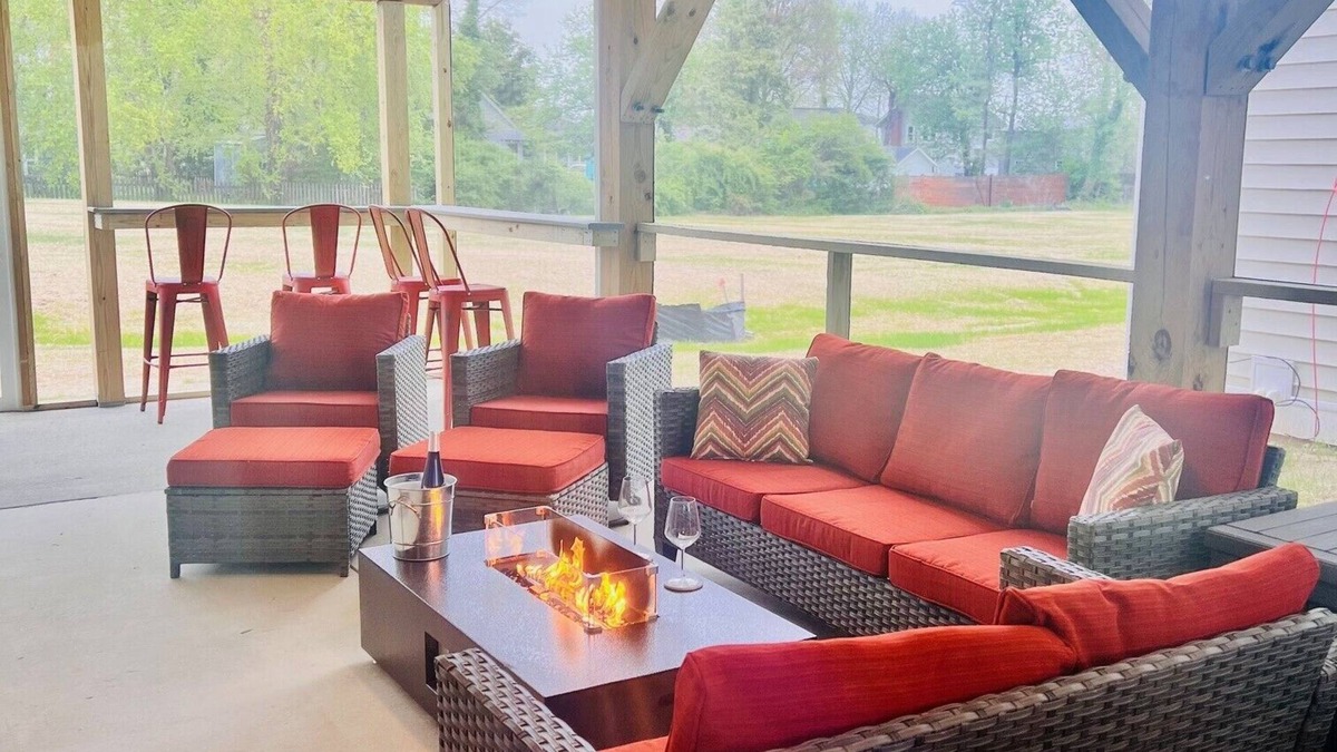 Issue House | Modern 3-bedroom house in Colonial Beach with access to pool and private hot tub