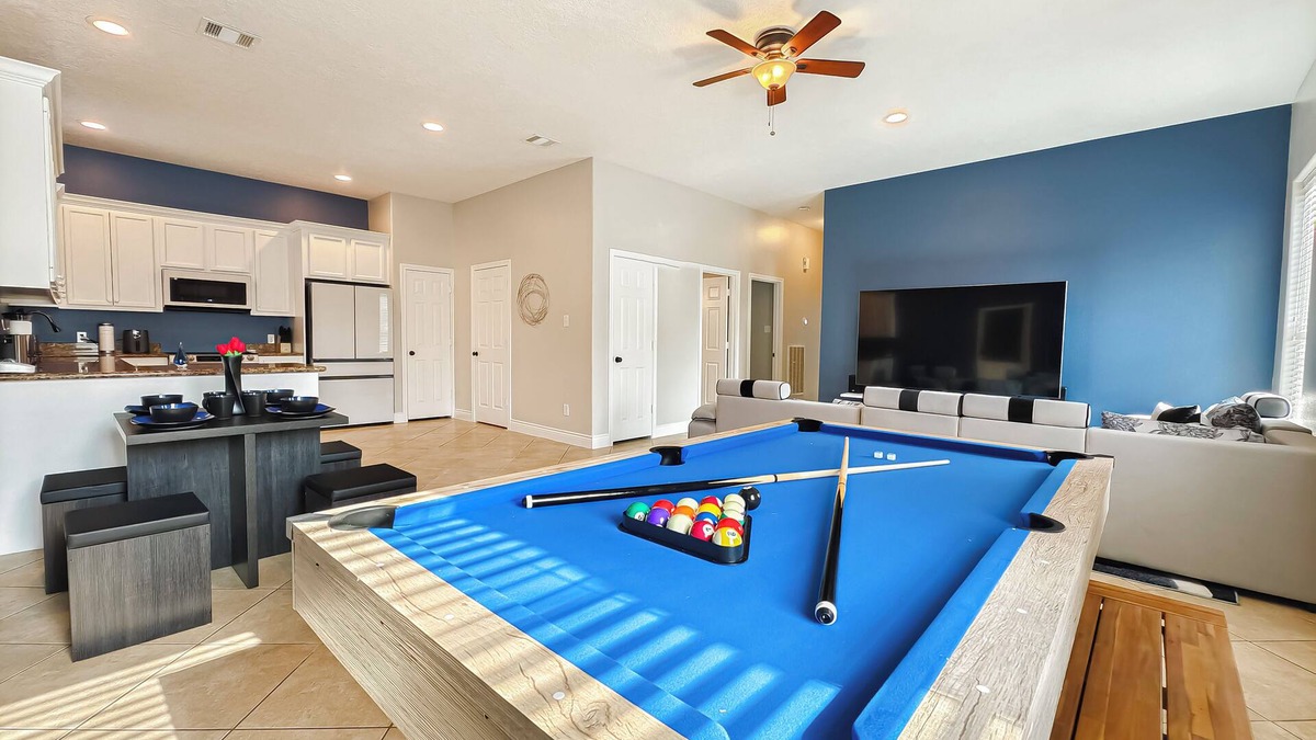 Cloverleaf House | Modern 3 Bedroom with Tons of Games, Pool Table, Ping Pong, 85" TV, BBQ, & More