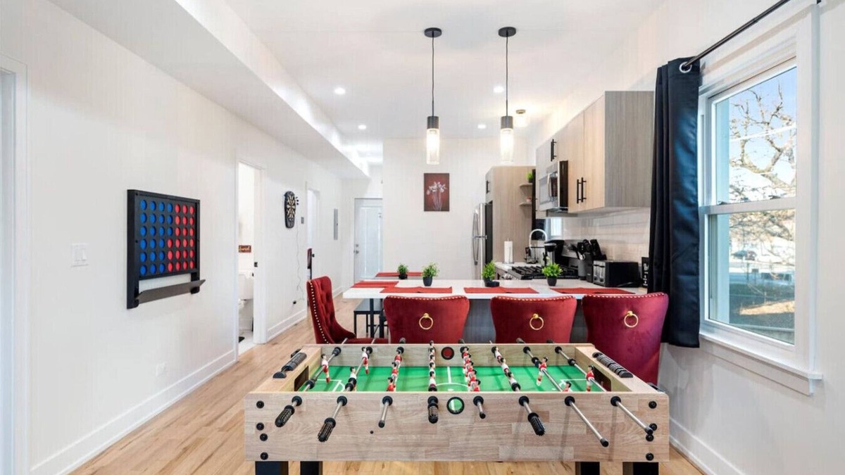 Pilsen Apartment | Modern 3 BR Apt - 5 Mins to Downtown Sleeps 10