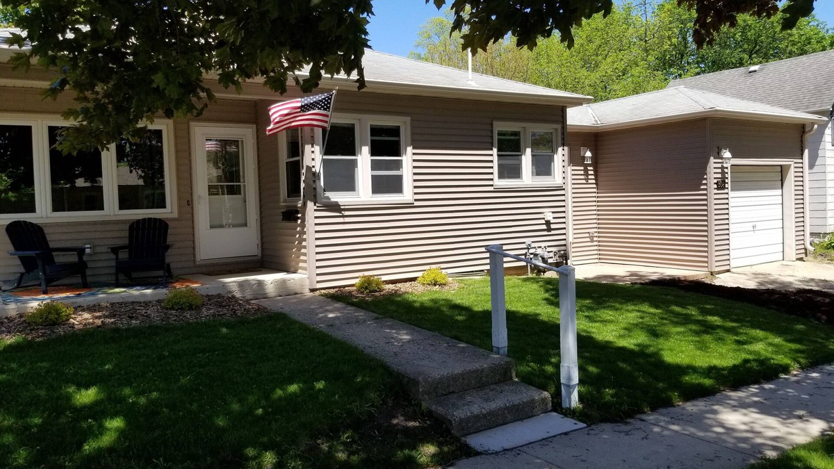 Clear Lake House | Modern 3-BR Downtown Retreat – Walk to City Beach, Dining, Shops & Nightlife