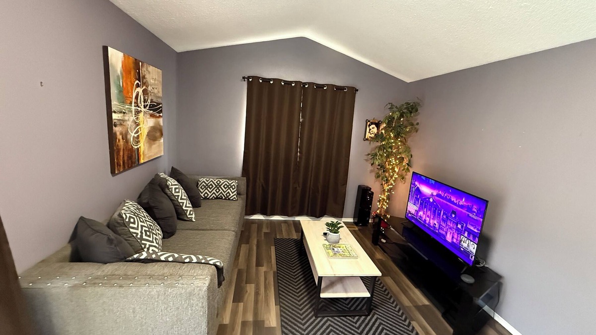 Riverside Apartment | Modern 3‑BR Riverside Retreat, 2 Lounges, Near Casino & Riverfront.