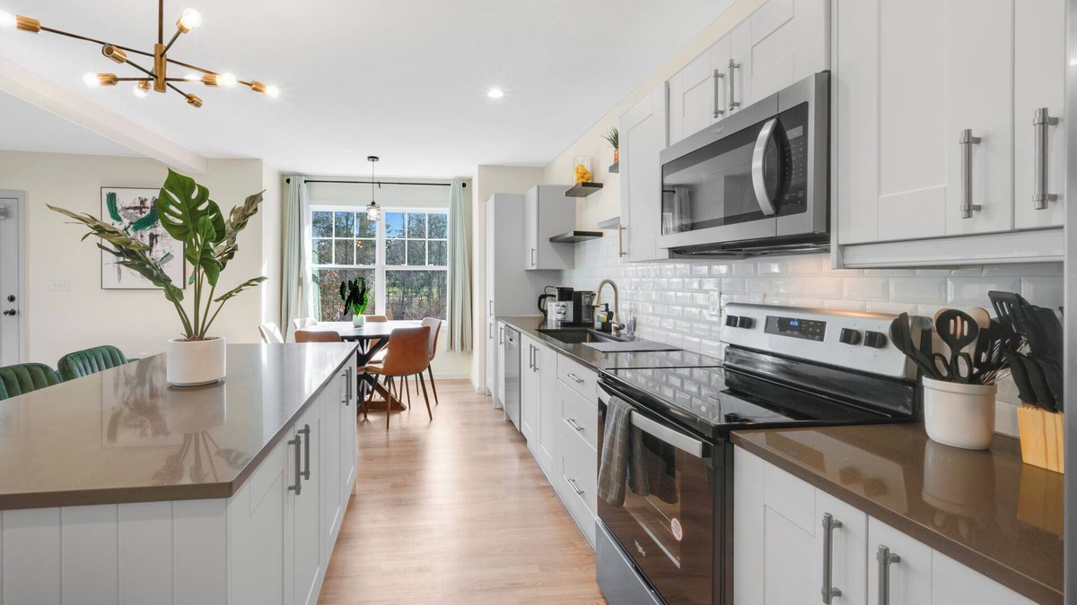 Bloomfield House | Modern 3-Floor Townhome | 5BR | Spacious & Stylish Stay