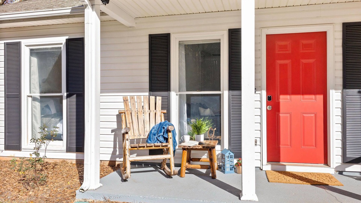 Senoia House | Modern 3 King beds + Rocking Chair Front Porch & Back Patio. Near downtown!