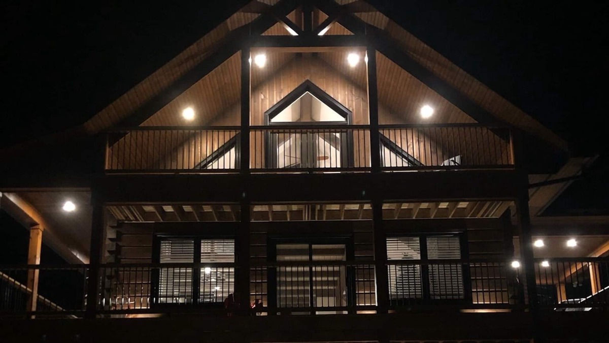 Meaford Ski Chalet | Modern, 3 level log cabin close to ski hills