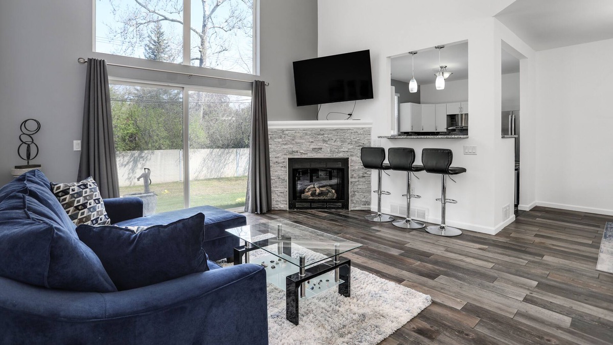 Lathrup Village House | Modern 3 Level Condo Sleeps 7 Near Royal Oak