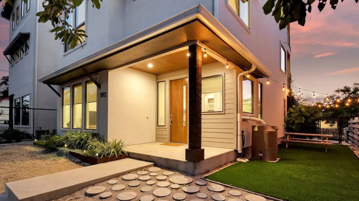 Swede Hill House | Modern 3-Story Escape - Sleeps 12 - Walk Downtown