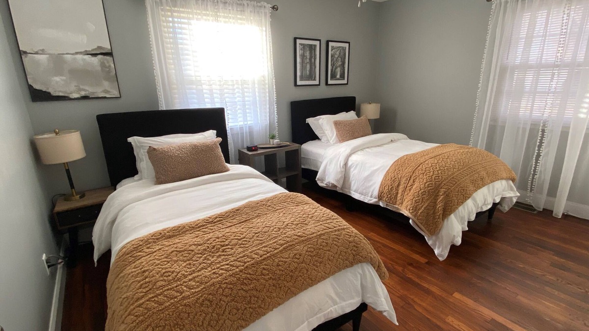St. Charles House | Modern 3B/2B King Bed Saint Charles IL