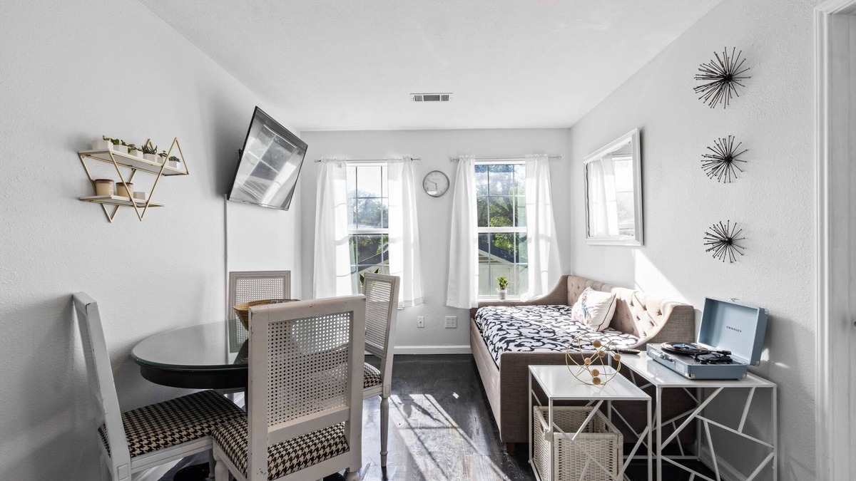 Franklin Park House | Modern 3bd/2ba Suite with Full Gym & Large Patio!