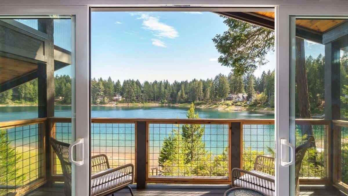 Mason County House | Modern 3BD Lakefront Retreat