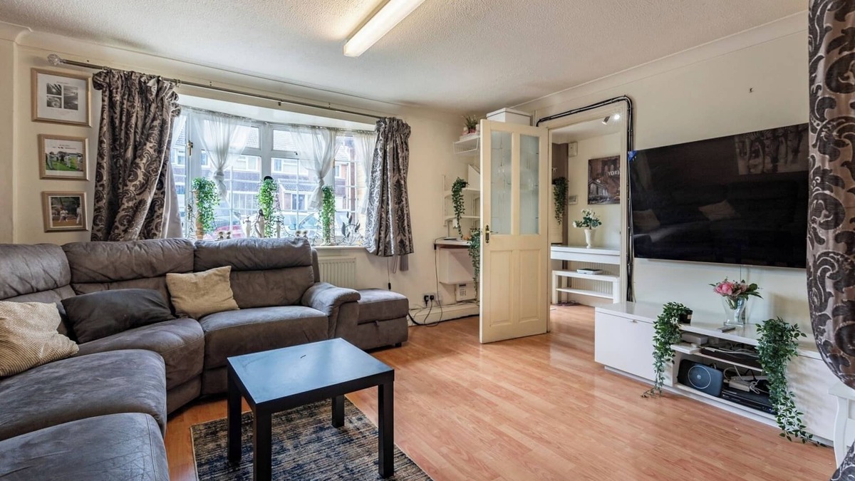 Langley Marish Apartment | Modern 3BD Stay near Elizabeth Line and Heathrow