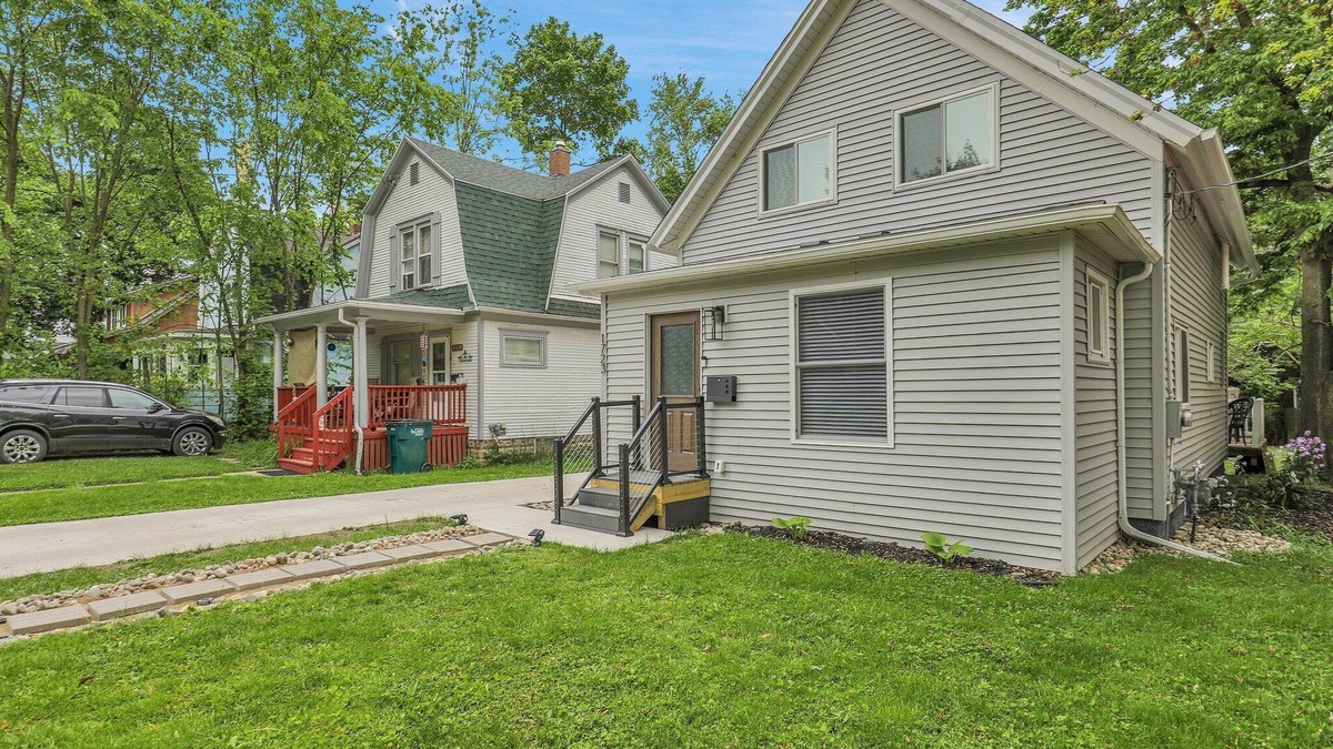 Lansing House | Modern 3BDRM Near Downtown & MSU