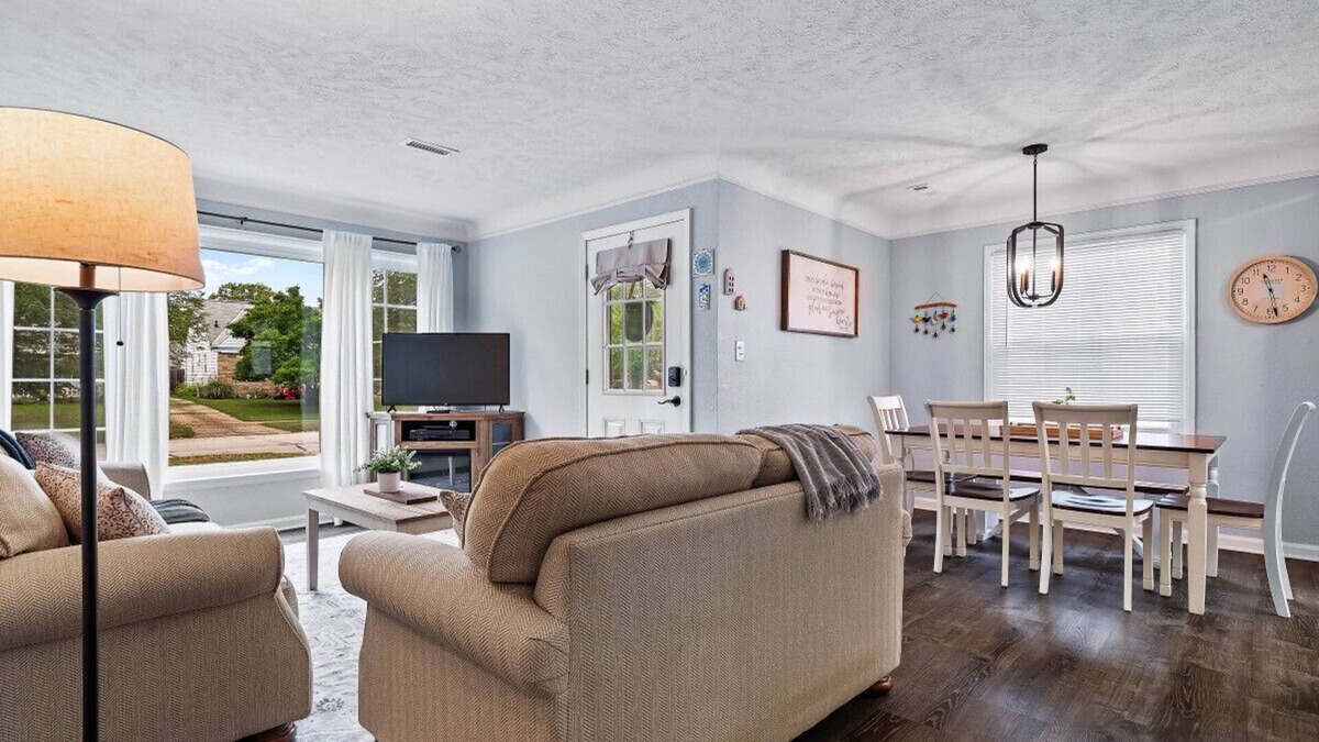 Parma Heights House | Modern 3Bed Home Near CLE With Private Backyard