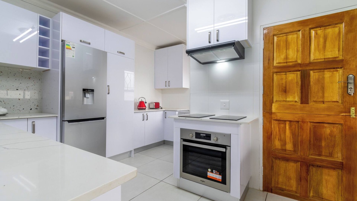 Kempton Park House | Modern 3bed House - Johannesburg Airport - In Security Complex with Pool