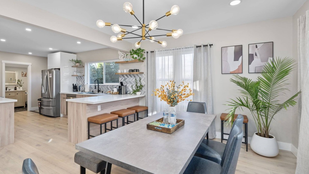 Highland Park House | Modern 3BR/2BA - Luxury King Suite.