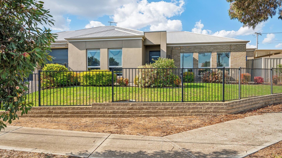 Enfield Hotel | Modern 3BR 2Bath 10min CBD Free Parking