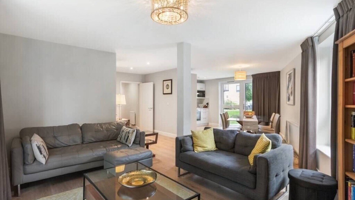 Ashford Apartment | Modern 3BR Flat quick links to LDN and Heathrow