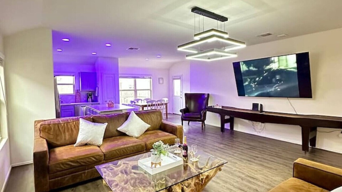 Del Valle House | Modern 3BR Home Sleeps 10 Pool Near COTA & Austin
