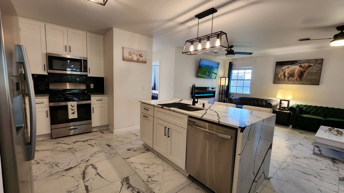 Rosewood House | Modern 3BR House near Downton Austin