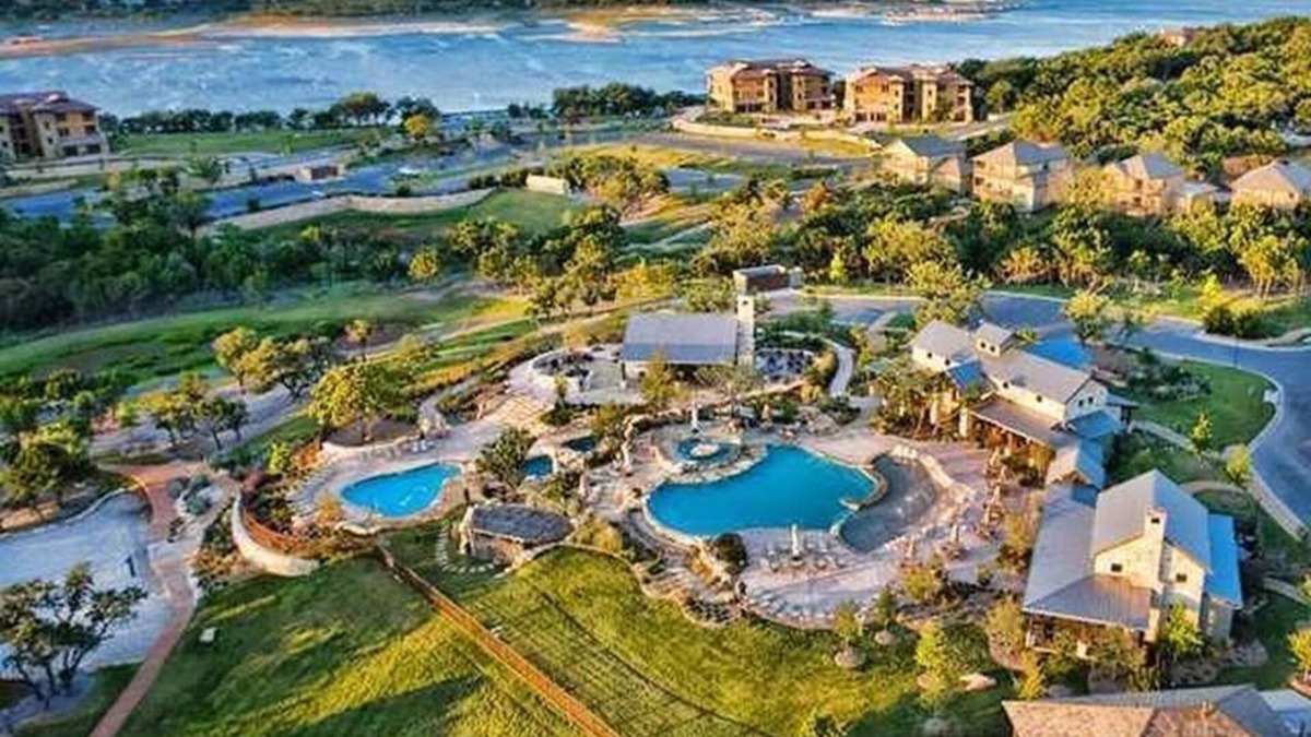 Jonestown Condo | Modern 3BR Lakeview Villa @ The Hollows Resort