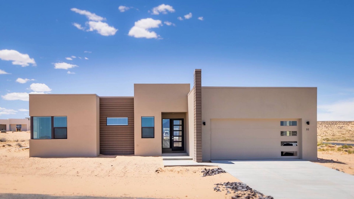 Greenehaven House | Modern 3BR- Minutes from Wawheap and Lone Rock-Hot Tub-Garage Access-Fire pit