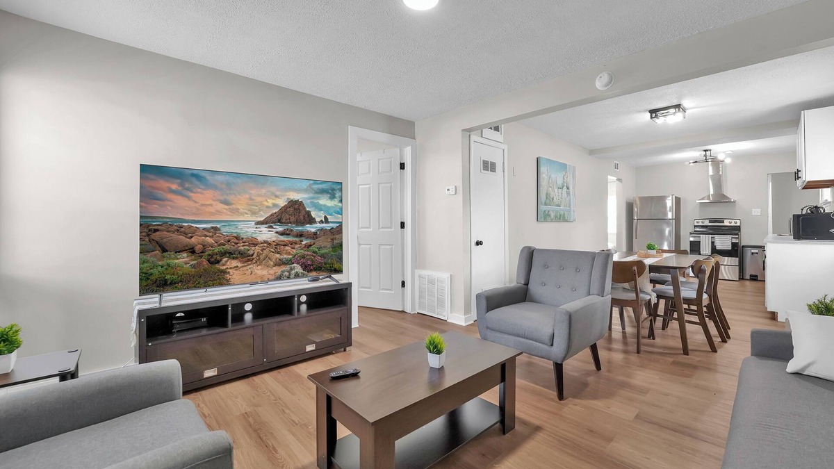 Westgate House | Modern 3BR Near Downtown & Casino, Pet-friendly, Fast Wi-Fi, Laundry