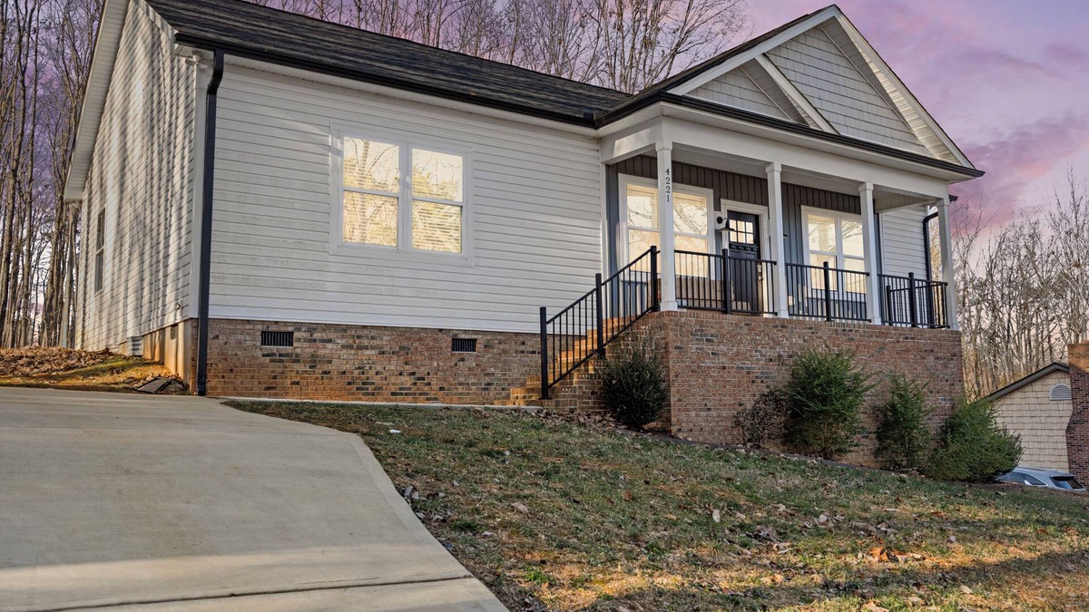 Bowling Green House | Modern 3BR Retreat - King Bed + Smart TVs