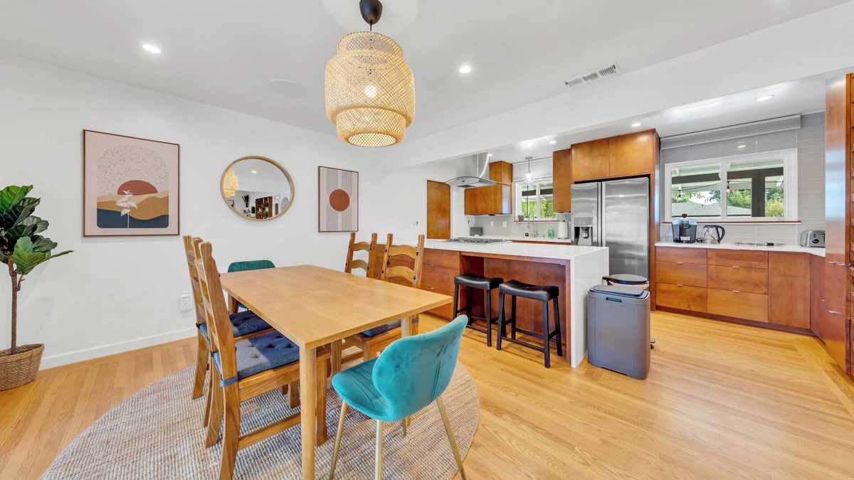 Southwestern Sacramento House | Modern 3BR Retreat – Sleeps 7, Foosball, Huge Backyard, 5 Mins to Downtown!